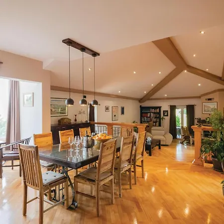 Three-bedroom In Semesterbostad *