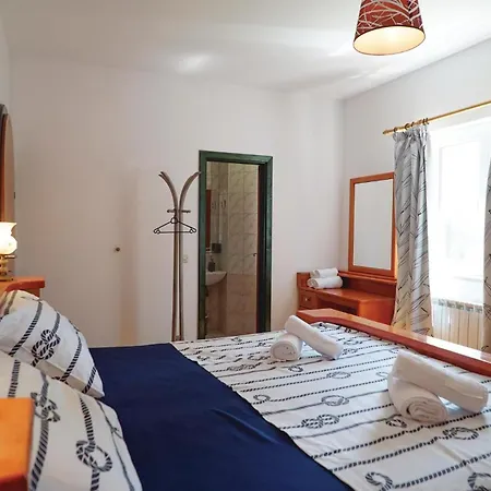 Three-bedroom In Semesterbostad Grubine