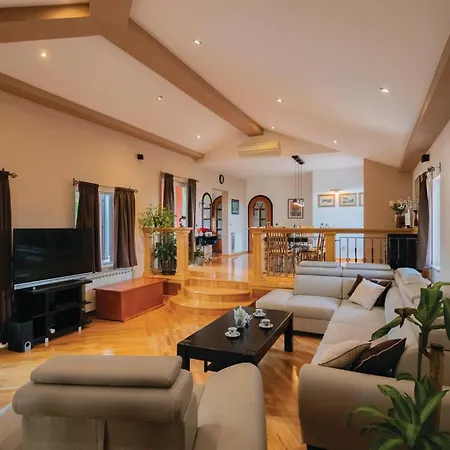Three-bedroom In Semesterbostad