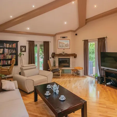 Three-bedroom In Semesterbostad *
